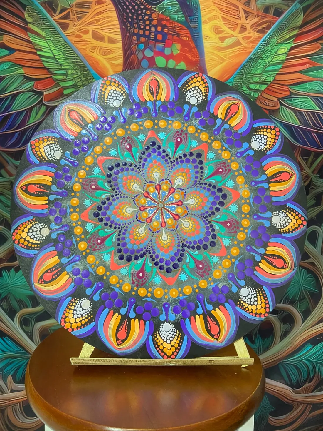 Mandala em pontilhismo em violeta e dourado, com pétalas alongadas