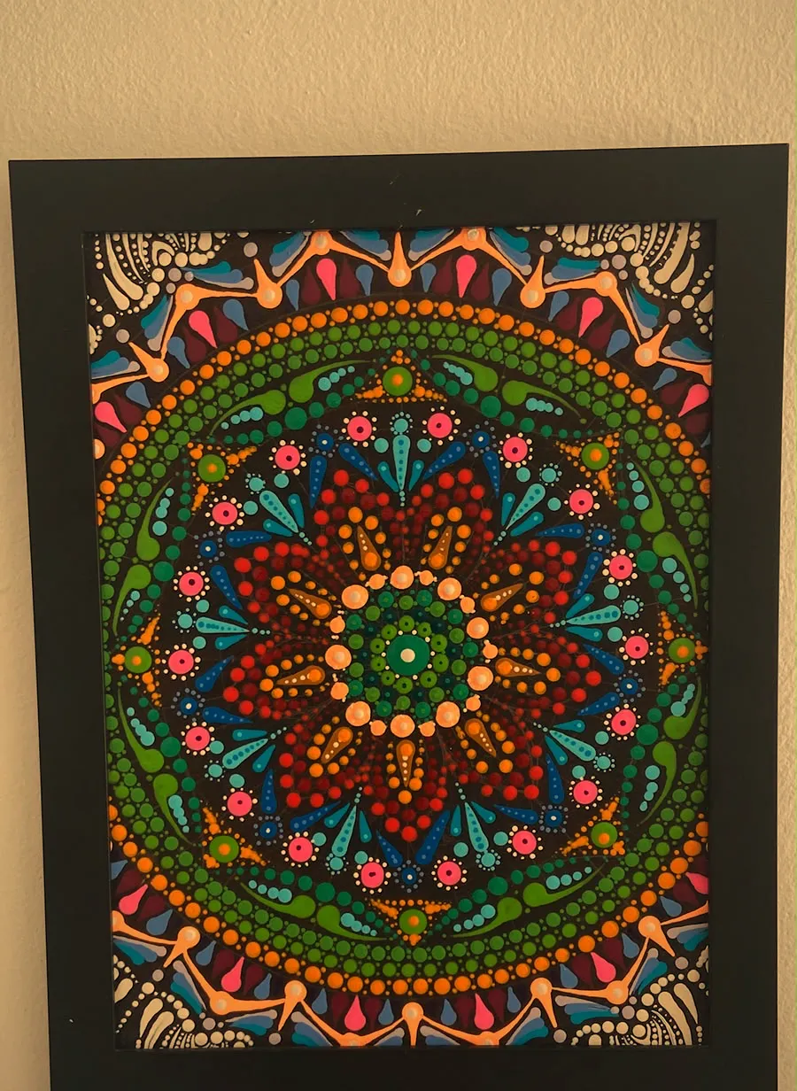 Quadro emoldurado com mandala pontilhada multicolorida